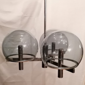  - Lampada a sospensione in metallo con tre globi in vetro